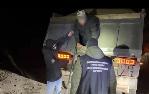 За границу под слоем песка: разоблачена очередная схема