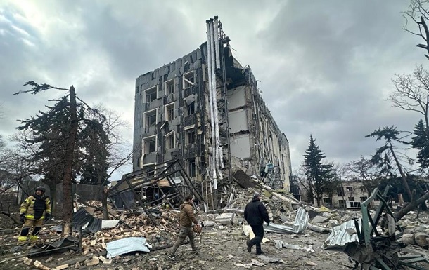 Россияне разрушили горсовет в Изюме - Зеленский