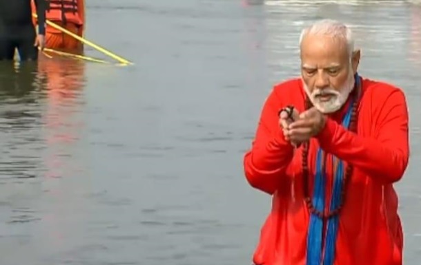 PM Modi Takes Holy Dip on  Triveni  in  Mahakumbh -Yogi Welcomes PM