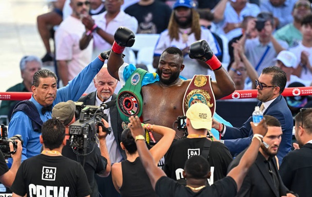 Промоутер Усика назвал причину, почему украинец не проведет бой с Баколе