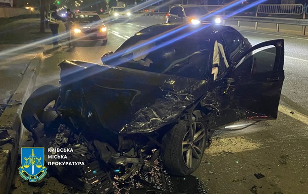 В Киеве пьяный водитель BMW протаранил авто на светофоре