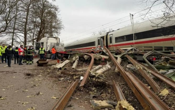В Германии поезд наехал на грузовик: есть пострадавшие