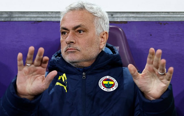 Через бійку на трибунах перервали матч за участі команди Моуріньо