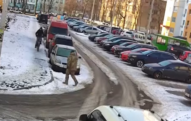 В Харкові юнака зіштовхнули з велосипеда й посадили в бус - ЗМІ