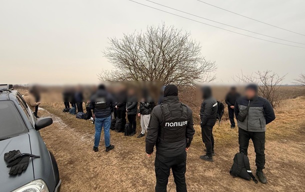 На кордоні з Угорщиною затримано гурт ухилянтів та двох  переправників 