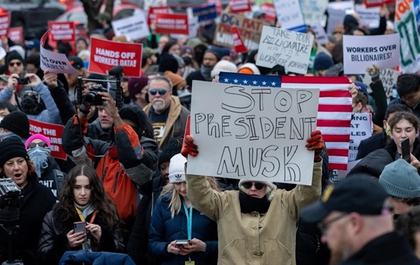 Черные флаги в США: чем рискует Трамп, разворачивая страну против течения