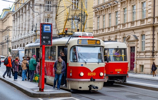 В Праге водитель трамвая ударил украинца с ребенком