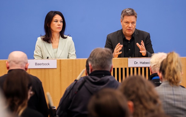 Бербок и Хабек призвали разблокировать помощь Киеву