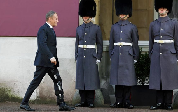 Туск на саммите привлек внимание ортопедическим устройством на ноге