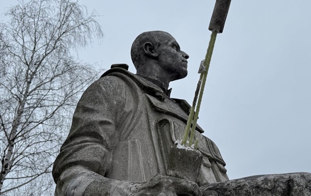 В Сумах поврежден памятник воину АТО