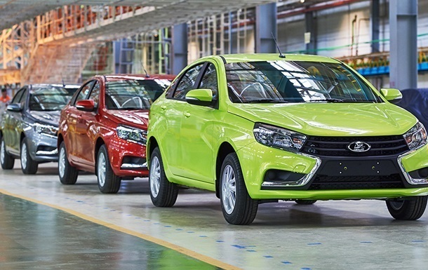 Продажи новых авто в России за год упали на четверть