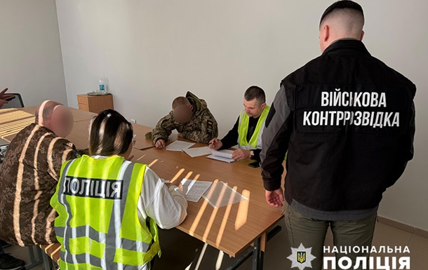 Военным, строившим жилье командиру, объявили подозрение