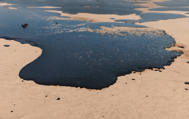 На пляже в Одессе обнаружены загрязненные мазутом участки