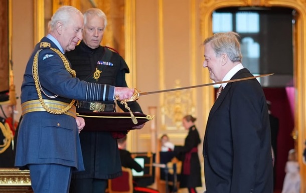 Король Чарльз III посвятив Стівена Фрая в лицарі