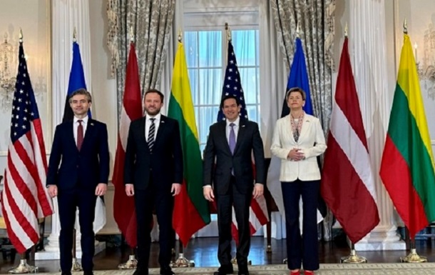 Госсекретарь США подтвердил обязательства по безопасности стран Балтии