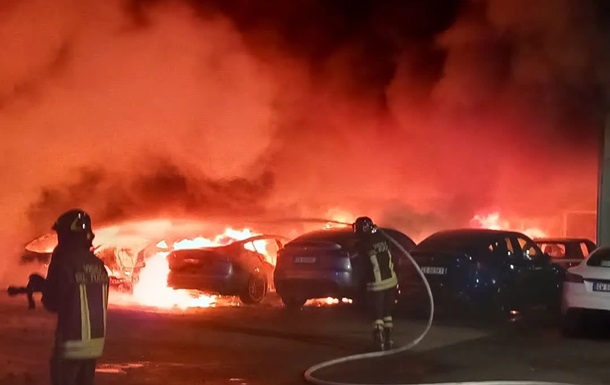 В Риме вспыхнул автосалон Tesla: пострадали 17 машин