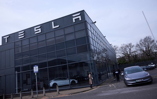 Акции Tesla потеряли рекордные 36%