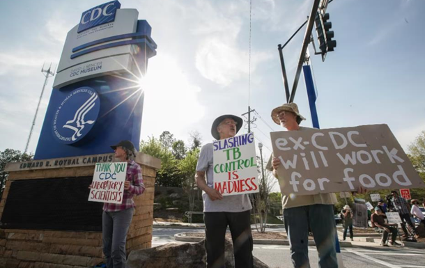 В США массовые увольнения в медучреждениях