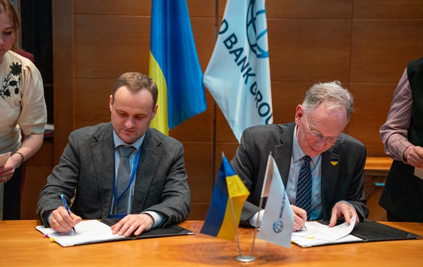 Кулеба підписав угоду про залучення $432 млн на відновлення інфраструктури