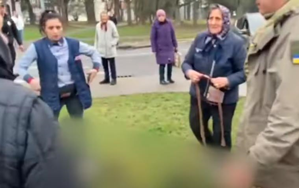 Во Львове женщины  отбили  мужчину от ТЦК