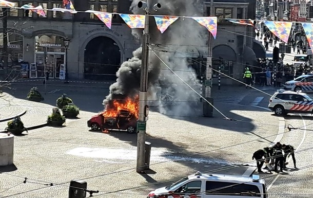 В центре Амстердама загорелось авто с водителем