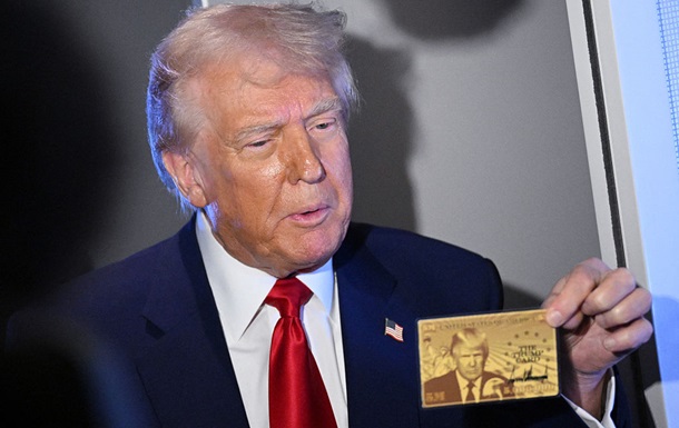 Трамп показал  золотую карту  с собственным изображением за $5 млн