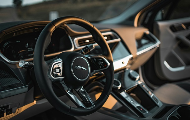 Jaguar Land Rover призупиняє експорт у США через мита Трампа