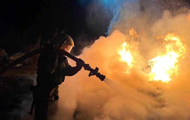 Ракетний удар по Києву: фіксують пожежі в трьох районах, є постраждалі