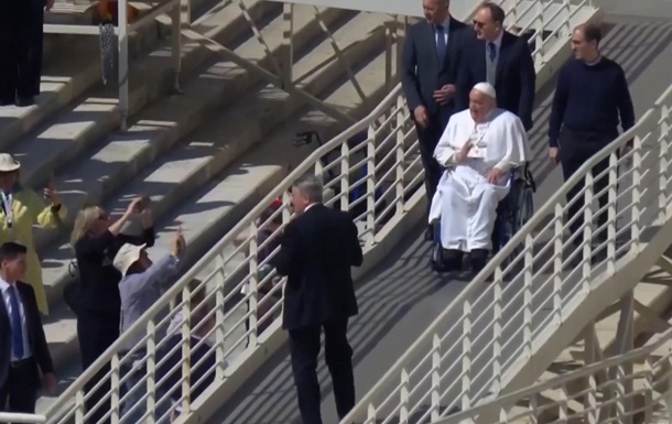 Папа Франциск здивував паломників несподіваною появою