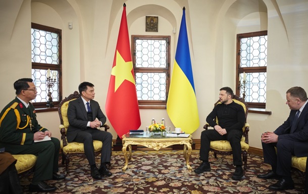 Зеленский принял верительные грамоты от послов 