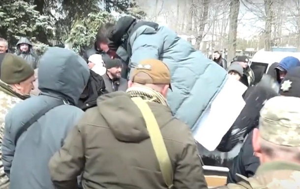 На Житомирщині мітингарі кинули голову лікарні в сміттєвий бак