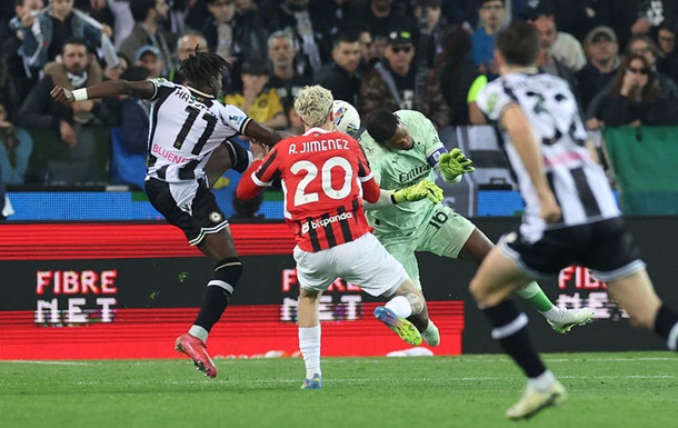 После ужасного столкновения вратарь Милана покинул поле на носилках