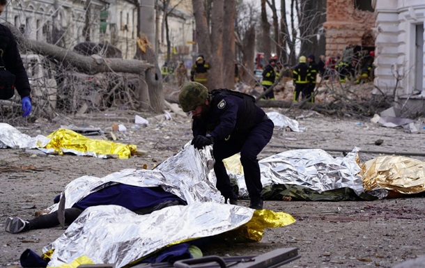 Атака на Суми: в українських дипустановах приспустять прапори