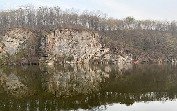 В Житомире мужчина сорвался с 30-метровой скалы