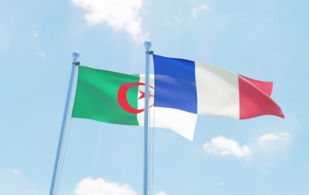 Франция отзывает посла из Алжира