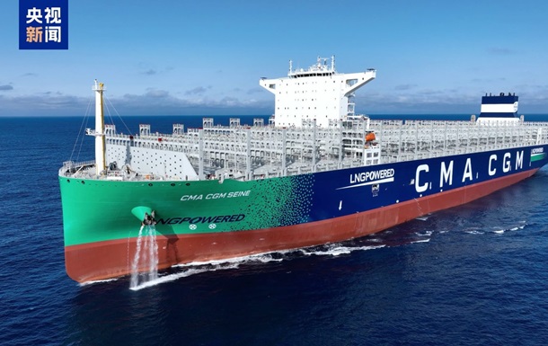 В Китае спустили на воду крупнейший в мире двухтопливный контейнеровоз