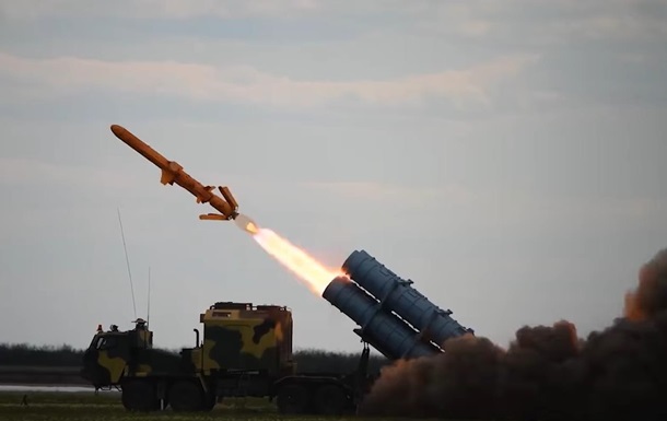 Зеленский: Украина производит для фронта 40% оружия