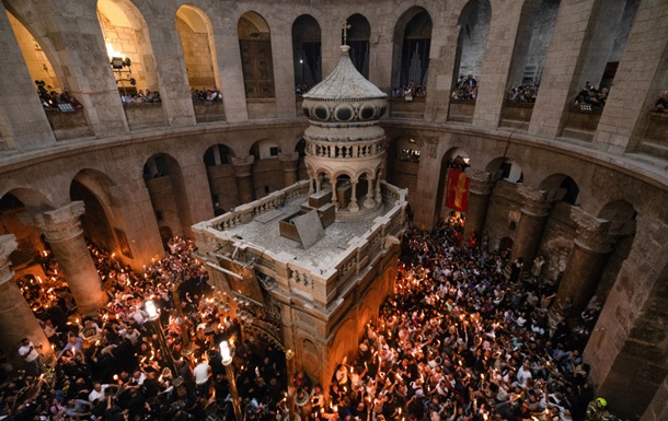 В Иерусалиме сошел Благодатный огонь