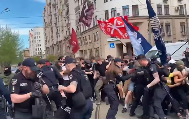 В Киеве произошли столкновения с полицией из-за скандального ЛГБТ-фестиваля В Киеве произошли столкновения с полицией из-за скандального ЛГБТ-фестиваля