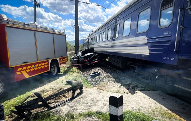 На Закарпатті авто зіткнулося з потягом