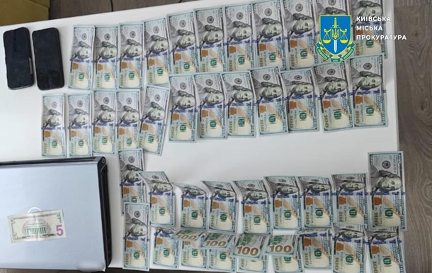 На Киевщине трое сообщников покупали телефоны Apple за поддельные доллары