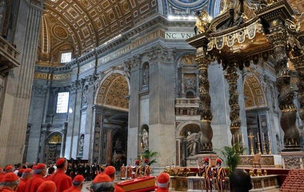 Тіло Папи Римського перенесли до базиліки для церемонії прощання