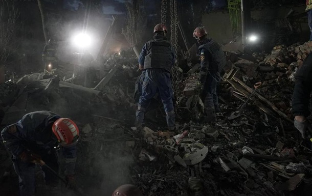 Удар по Киеву: под завалами ищут двух детей