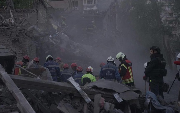 В Киеве разбирают завалы: подтверждена смерть восьми человек