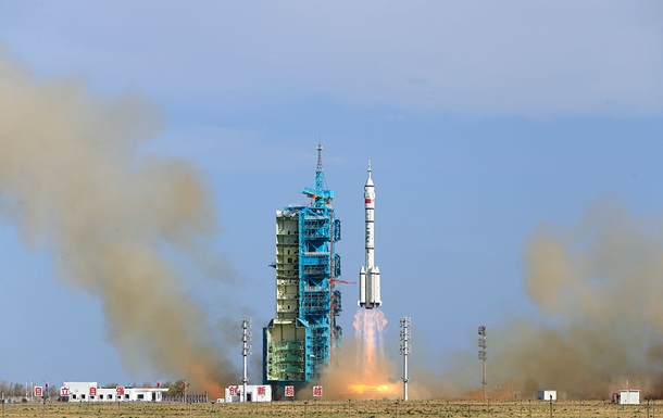 Космічний екіпаж КНР вирушив до станції Тяньгун