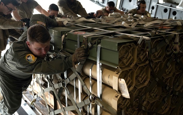 Експосол окреслив два сценарії подальшого постачання зброї США до України