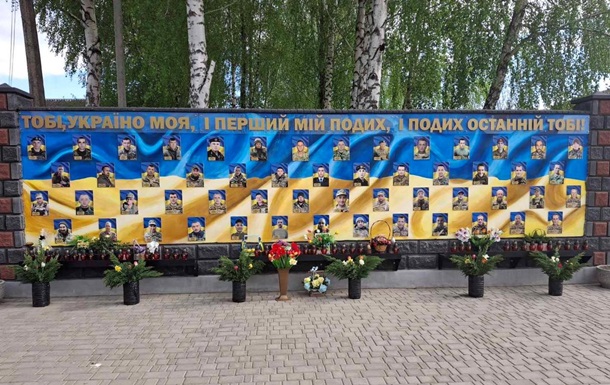 В Ровенской области парень украл цветы со стелы погибших военных