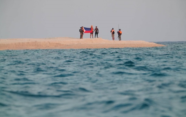 Філіппіни на спірному острові підняли свій прапор