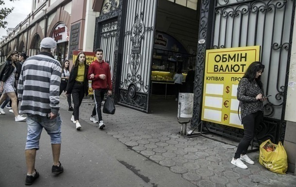 Гривна дешевеет в обменниках в начале недели
