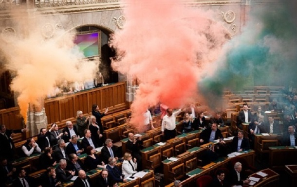 В Венгрии некоторым депутатам запретили вход в парламент